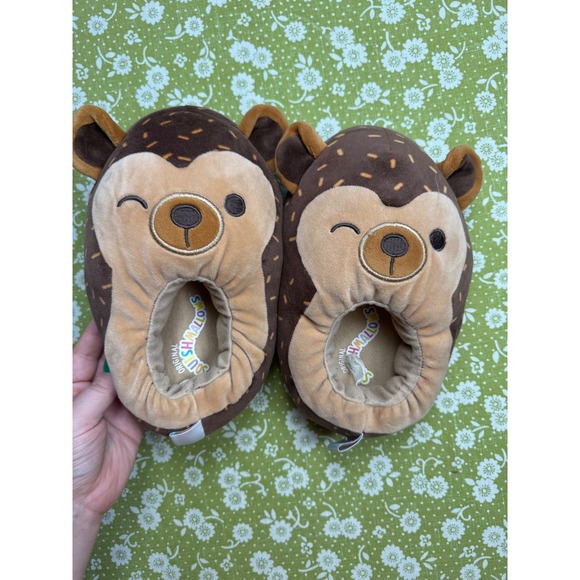 Squishmallows Other - Squishmallows Brown Winking Hedgehog Slippers in Size Kids 4-5